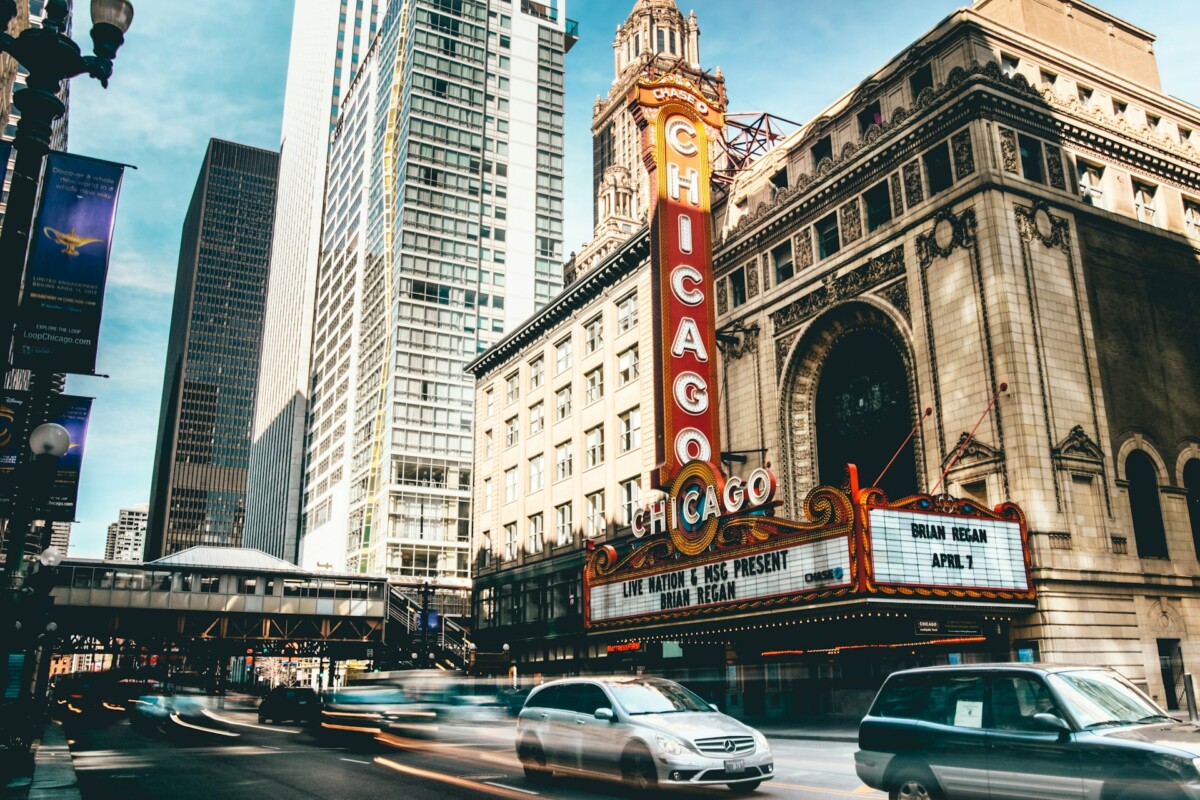 sawyer-bengtson--csZbF1o5_k-unsplash chicago<br />